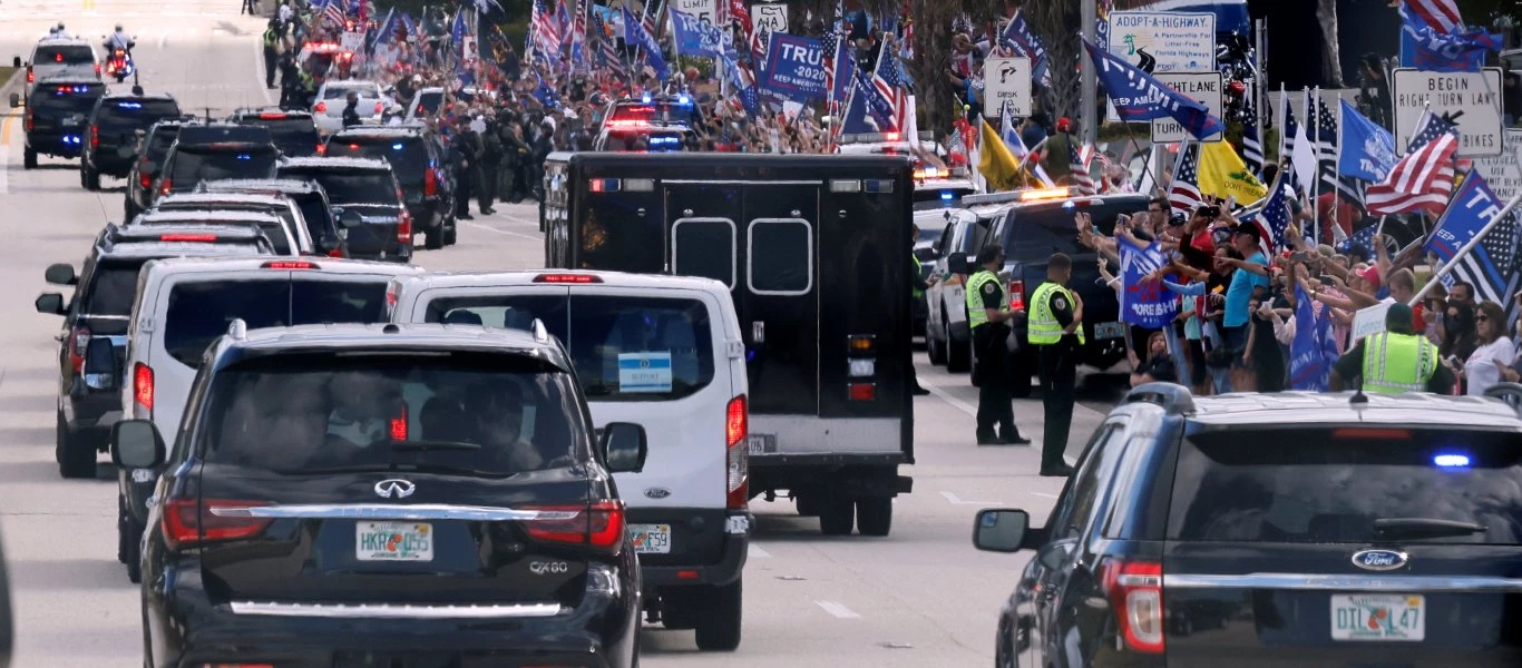 Χιλιάδες υποστηρικτές στους δρόμους περίμεναν τον Ντ.Τραμπ στη Φλόριντα - «Μνημόσυνο» θύμιζε η ορκωμοσία του Τ.Μπάιντεν